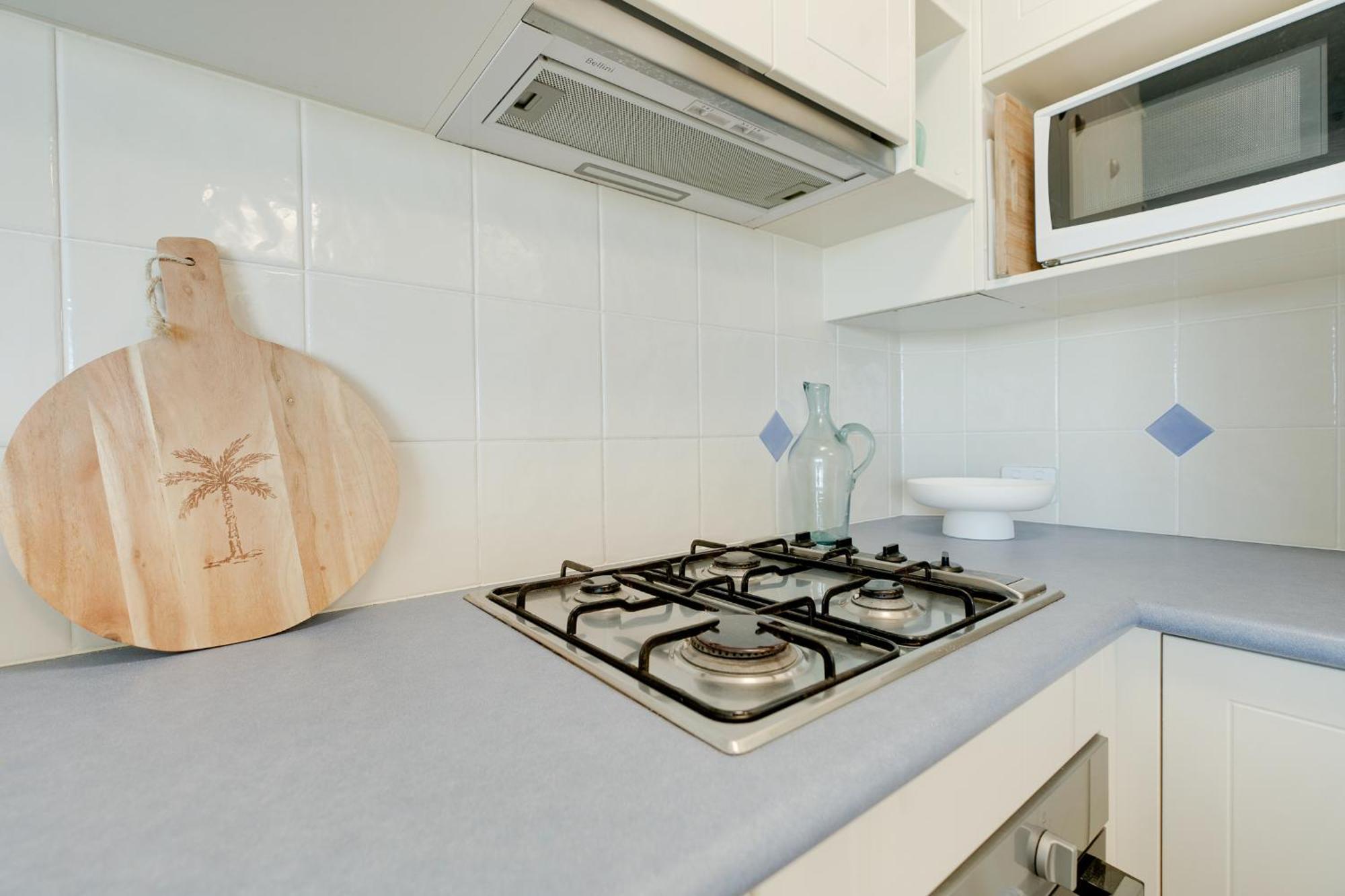 Waterfront 1-bedroom Retreat With Stunning Views *